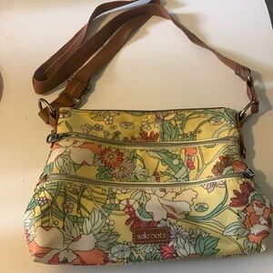 Sakroots crossbody purse. So bright & fun for summer 💛🌸 🦜💛